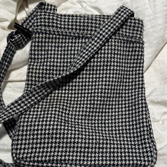 Kavu Houndstooth Crossbody‎ Bag with Red Zipper - Picture 5 of 15